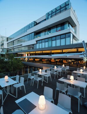 Outdoor dining - Hotel Privo (Târgu Mureș)