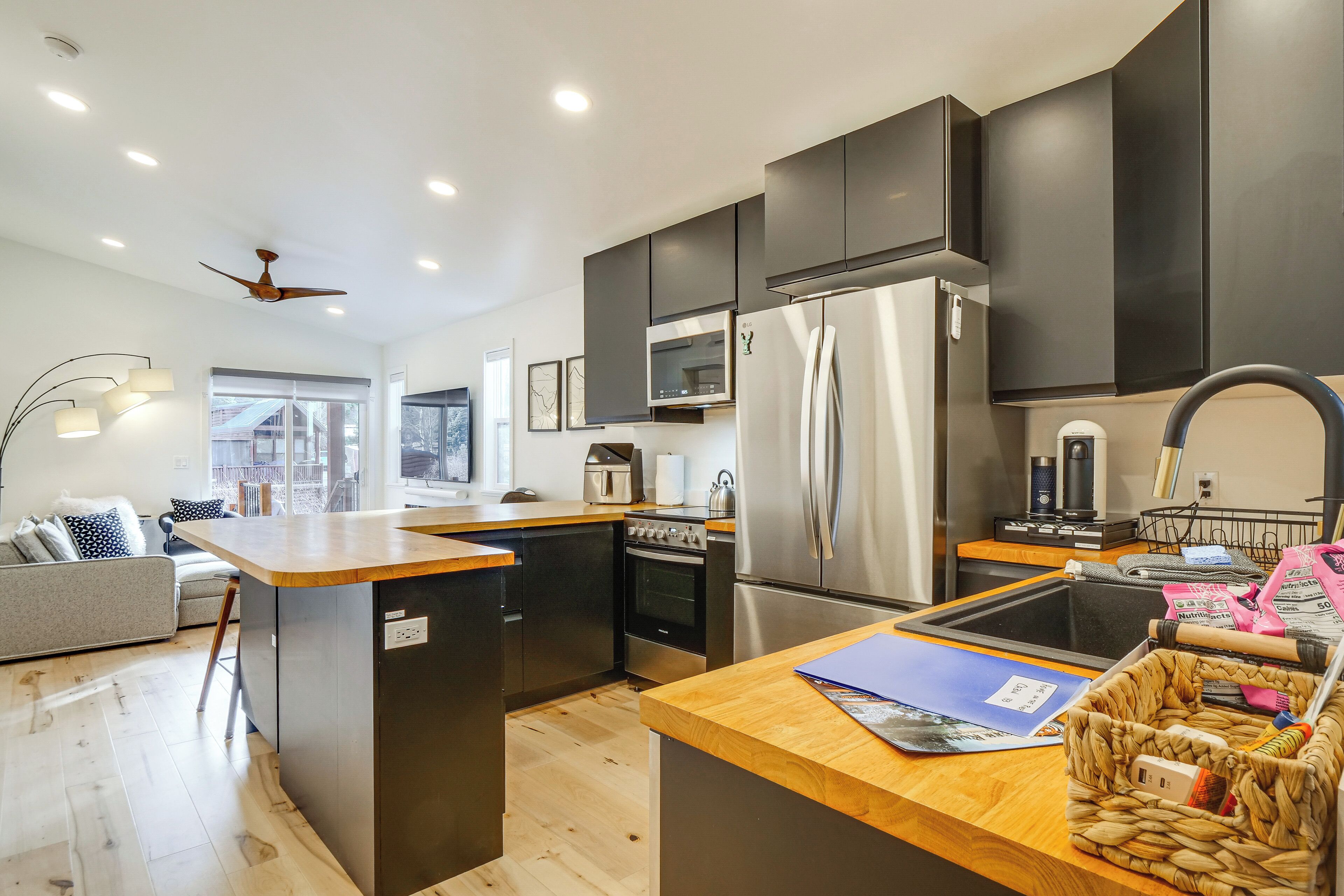 Fridge, microwave, stovetop, dishwasher