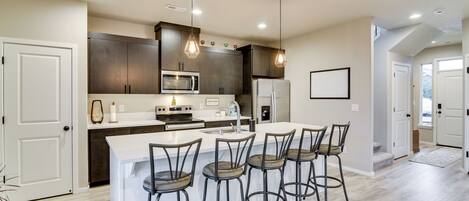 Réfrigérateur, micro-ondes, plaque de cuisson, lave-vaisselle