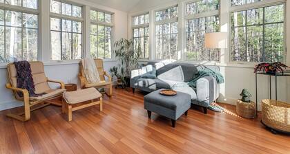 1 Mi to Maine Street! MCM-Style Home in Brunswick