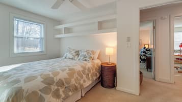 Een bureau, een strijkplank/strijkijzer, internet, beddengoed