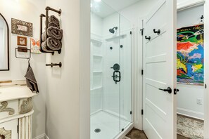 Hair dryer, towels - 'ArBoCo' Downtown Murphy House w/ Courtyard! (Murphy)