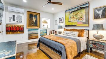 Desk, iron/ironing board, Internet, bed sheets
