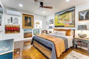 Een bureau, een strijkplank/strijkijzer, internet, beddengoed