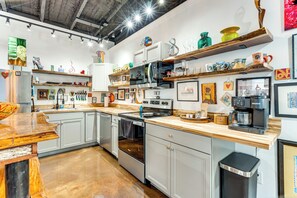 Een koelkast, een microgolfoven, een kookplaat, een vaatwasser