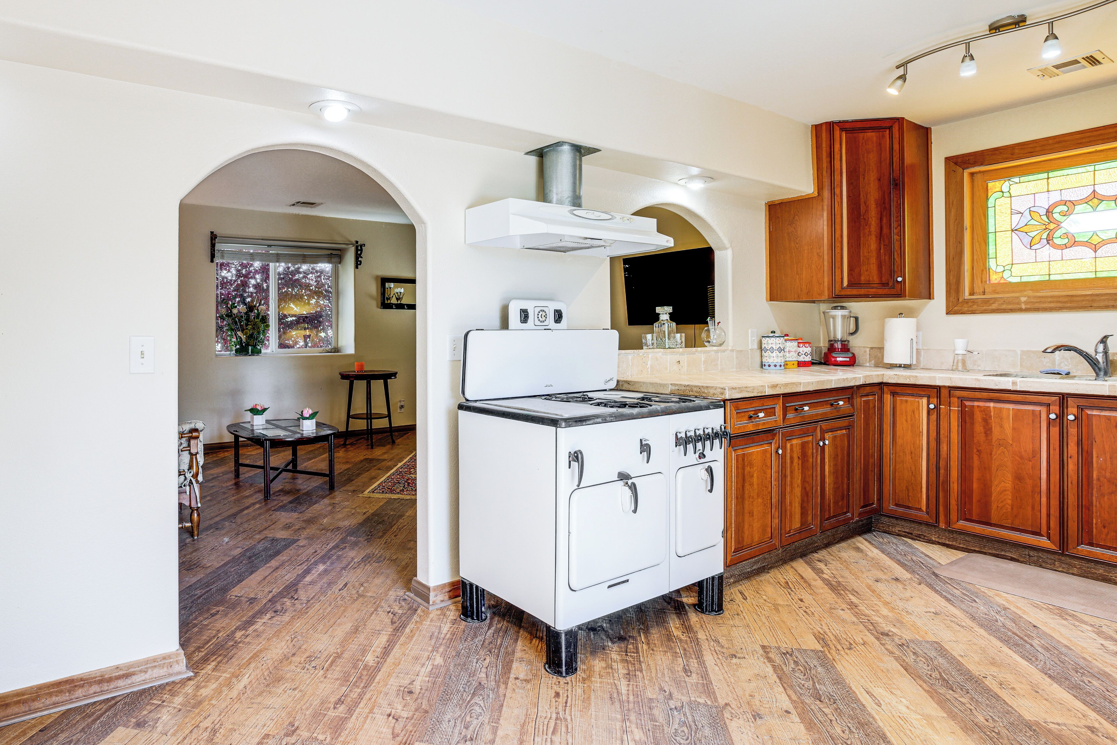 Coffee/tea maker, fridge, microwave, stovetop