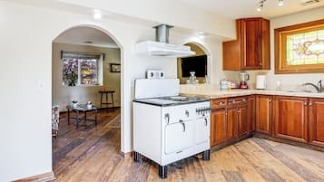 Coffee/tea maker, fridge, microwave, stovetop