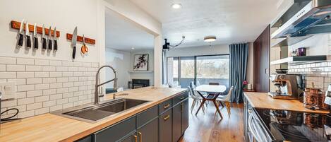 Réfrigérateur, micro-ondes, plaque de cuisson, lave-vaisselle