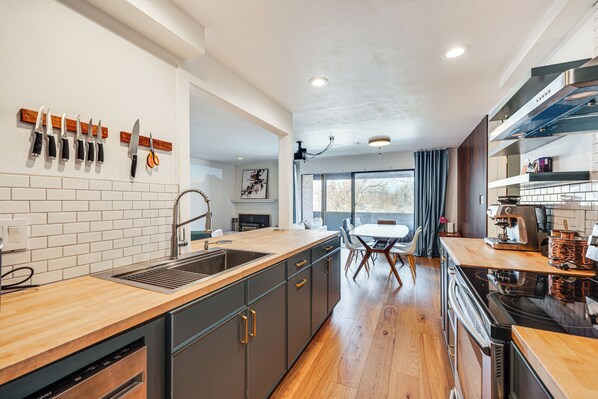 Fridge, microwave, stovetop, dishwasher