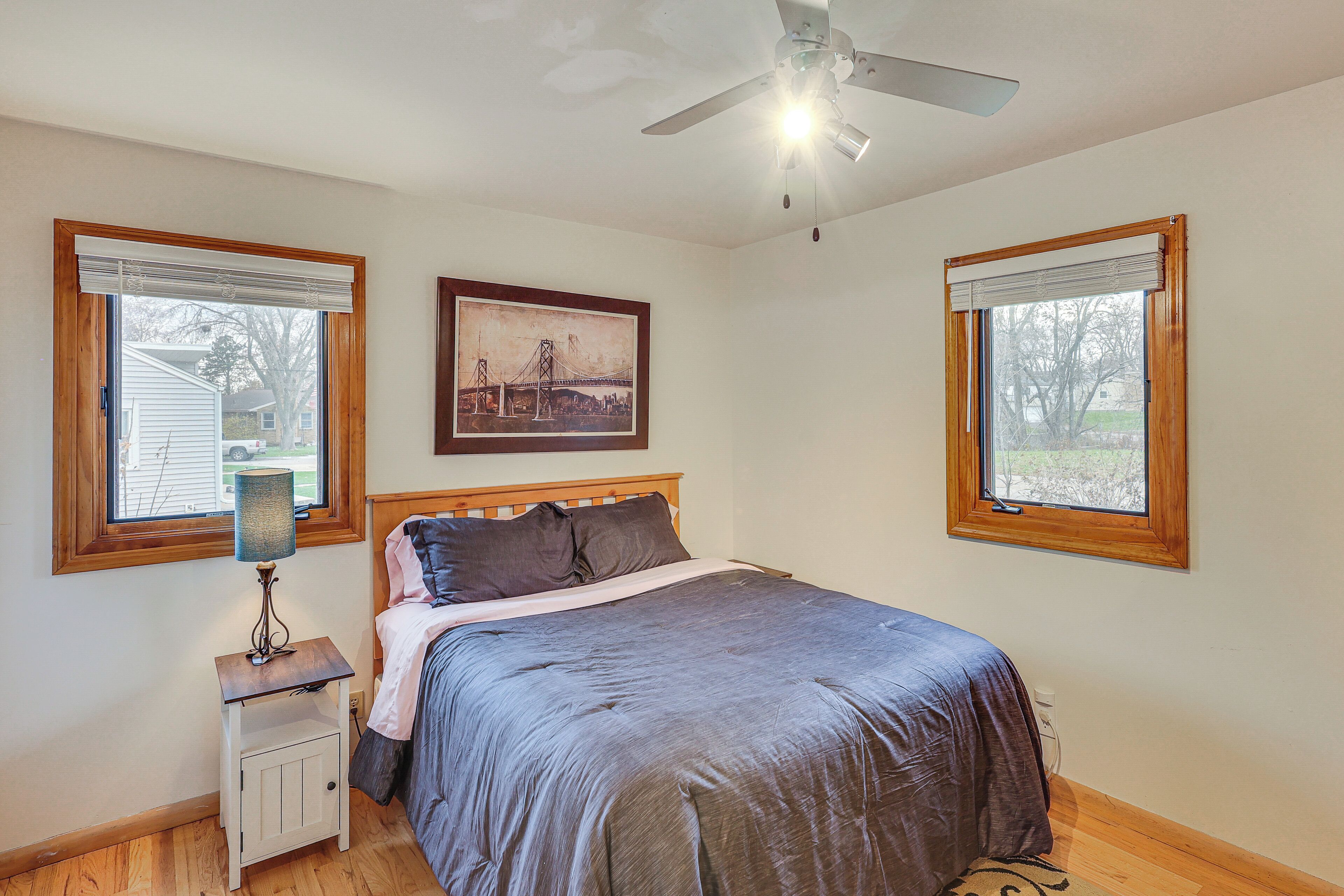 Bureau, fer et planche à repasser, accès Internet, draps fournis