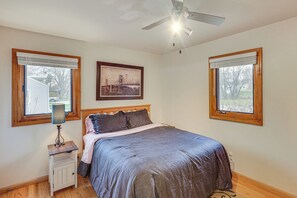 Escritorio, tabla de planchar con plancha, internet y ropa de cama 