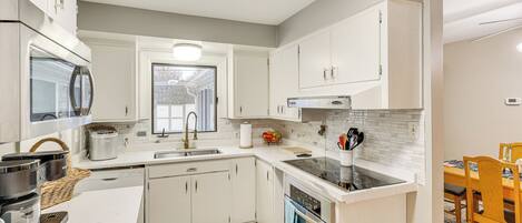 Fridge, microwave, stovetop, dishwasher