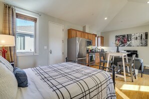 Bureau, fer et planche à repasser, accès Internet, draps fournis