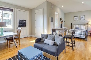 TV, books - Walk to Caltrain! Studio in Dtwn San Mateo (San Mateo)