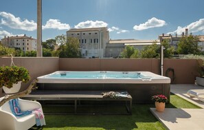Outdoor spa tub - Beautiful home in Vodnjan with WiFi (Vodnjan)