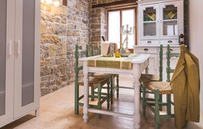 Dining - Lovely apartment in Oprtalj with WiFi (Oprtalj)