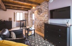 Smart TV - Awesome apartment in Oprtalj with WiFi (Oprtalj)