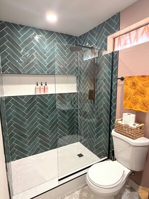 Hair dryer, towels, soap, toilet paper - Modern Desert Getaway in Peoria with 2-bedrooms (Peoria)