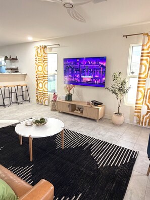 Smart TV - Modern Desert Getaway in Peoria with 2-bedrooms (Peoria)