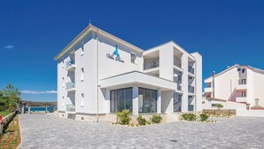 En moderne, hvid bygning med balkoner og et skilt, der siger "Villa Porto".
