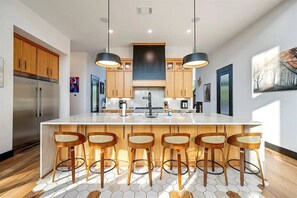 Fridge, microwave, oven, stovetop - Tatanka - Brand New Luxe 5 Bed/7 Beds & Views (Broken Bow)