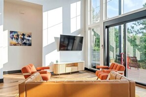 TV, stereo - Tatanka - Brand New Luxe 5 Bed/7 Beds & Views (Broken Bow)