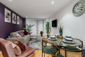 TV - Superior City Retreat | 2BD 2BTH + Free Parking (Merseyside)