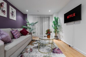 TV - Superior City Retreat | 2BD 2BTH + Free Parking (Merseyside)