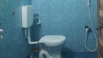 Comfort Quadruple Room, City View | Bathroom