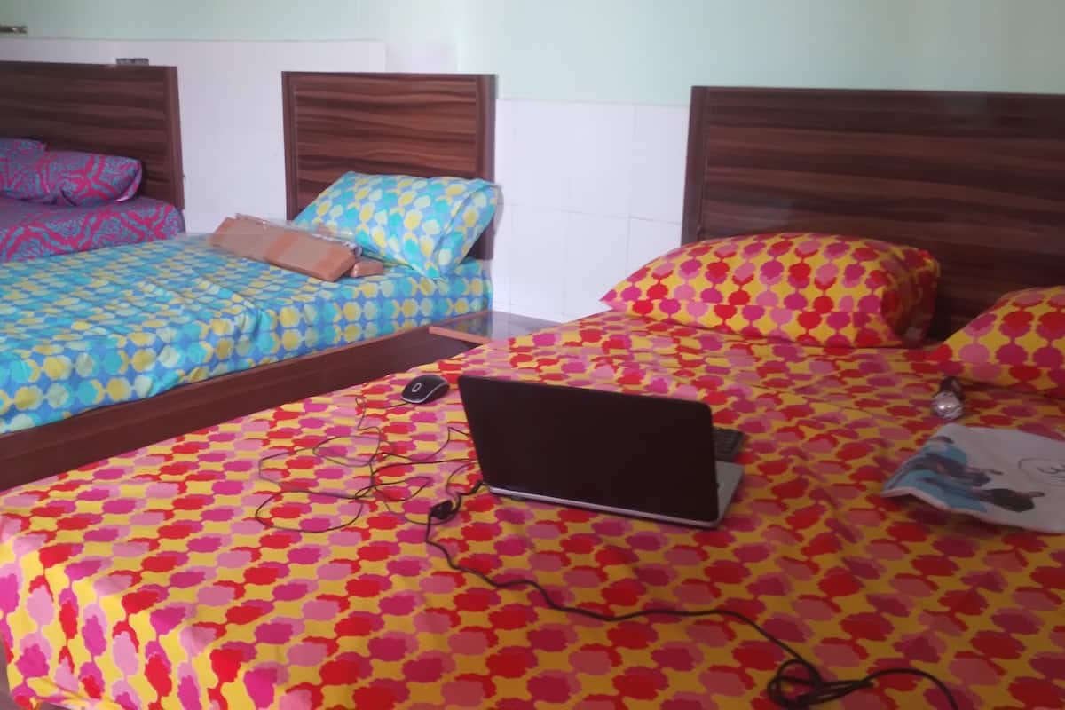 Chambre Quadruple Confort, vue ville | Wi-Fi gratuit