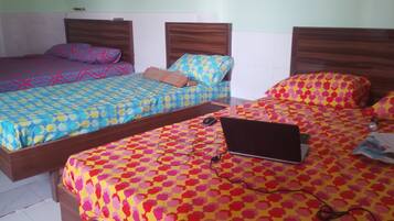 Chambre Quadruple Confort, vue ville | Wi-Fi gratuit, draps fournis