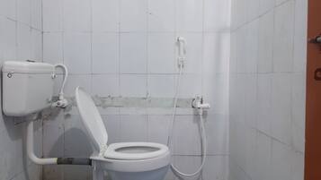 Comfort Double or Twin Room, City View | Bathroom