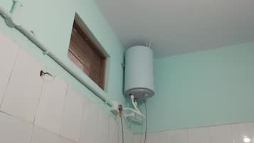 Comfort Double or Twin Room, City View | Bathroom