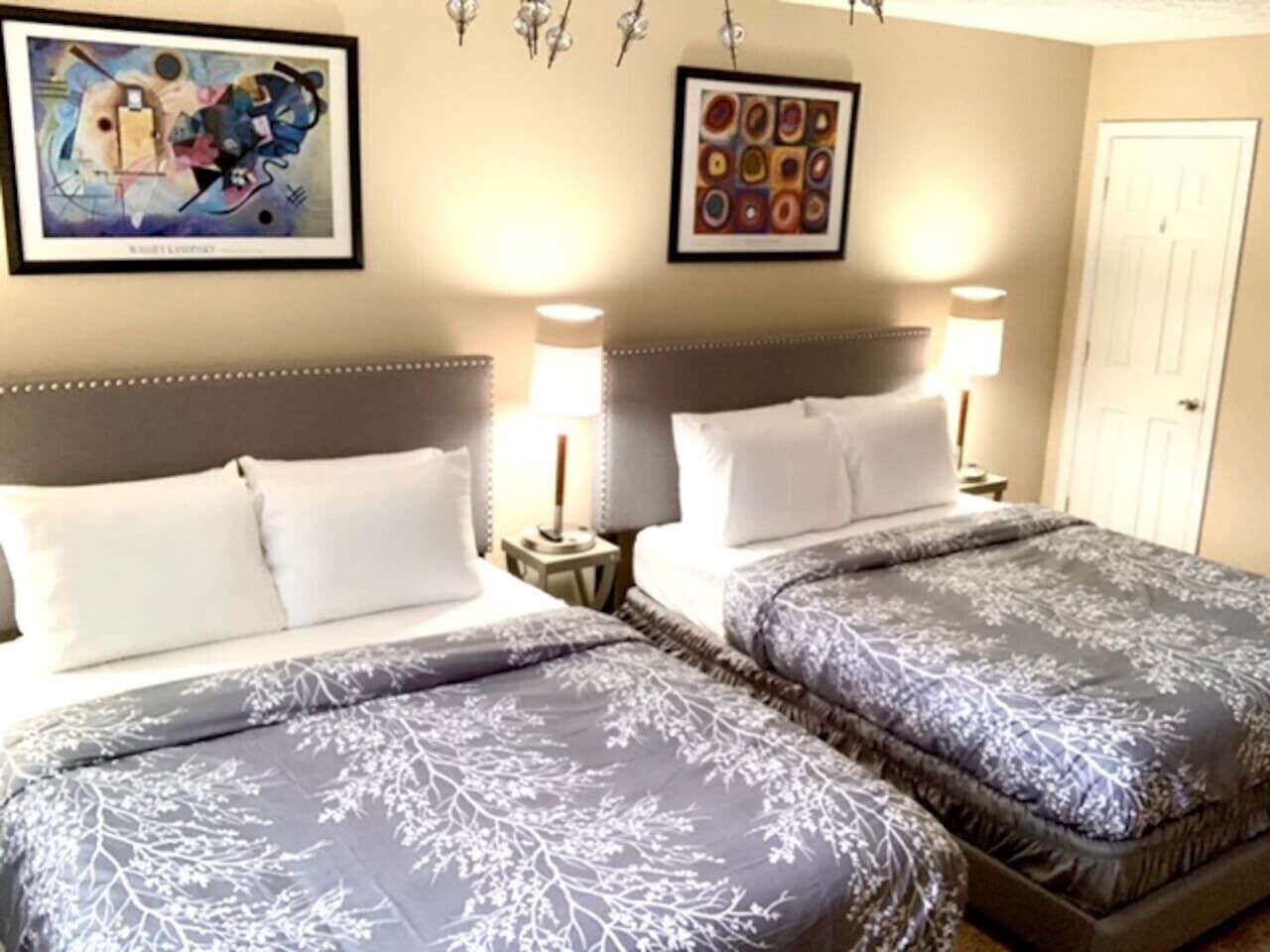 Työpöytä, silitysrauta/-lauta, vauvan matkasänky, Wi-Fi