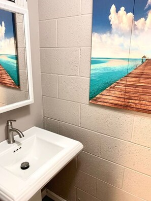 Sèche-cheveux, serviettes fournies