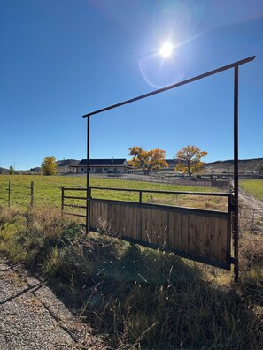 المنطقة المحيطة بالمنشأة