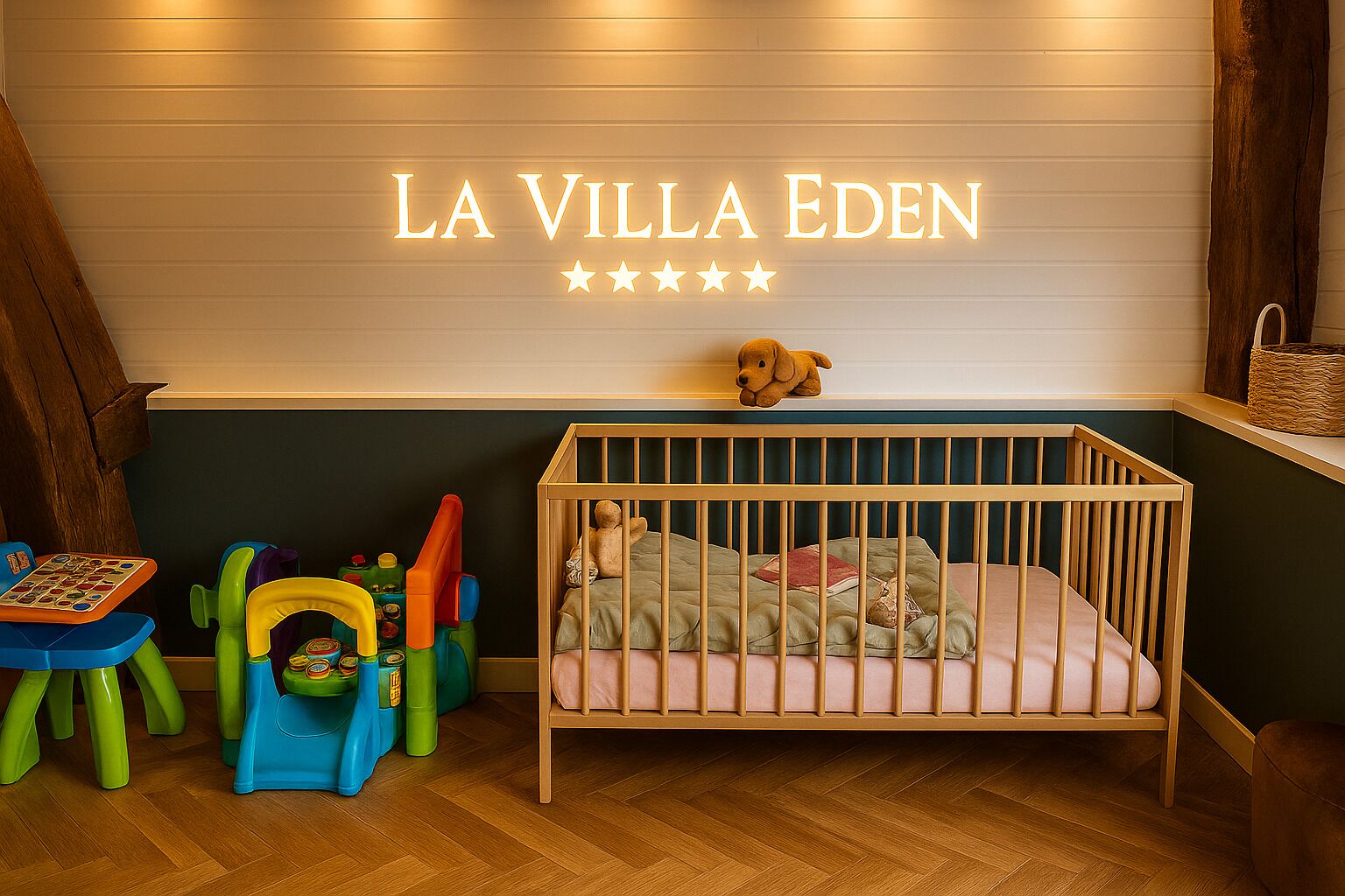 Ein Babybett mit Teddybär, einer Spieluhr und einer Krabbeldecke in einem Zimmer mit Holzboden und einem an der Wand befestigten Schild mit der Aufschrift 'LA VILLA EDEN'.