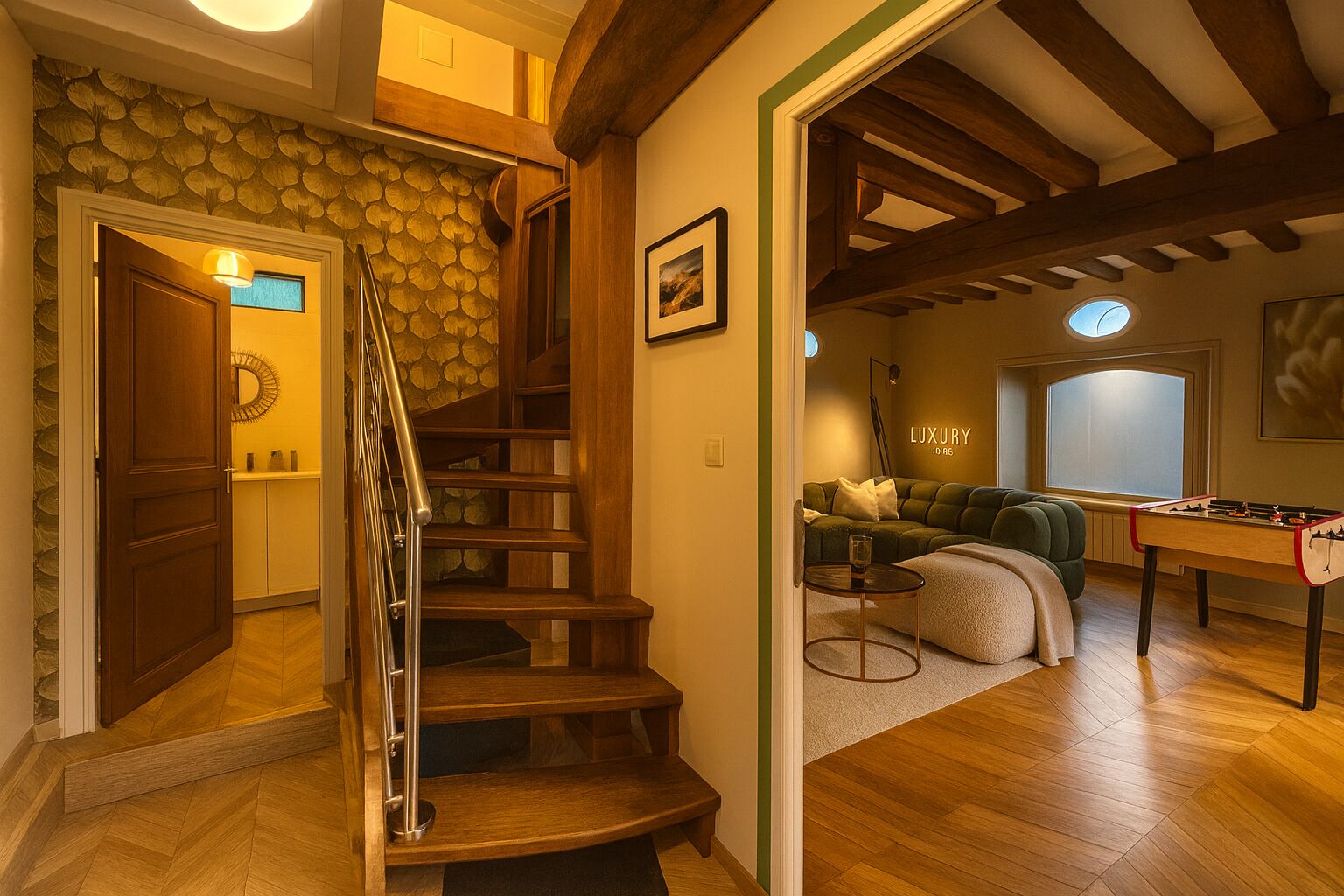 Eine Treppe führt zu einem Wohnbereich mit einer Couch, einem Kicker und einer Wand mit dem Schriftzug 'LUXURY'.