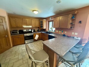 ثلاجة، ميكروويف، فرن، موقد طهي مسطح