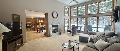 Smart-TV, peis, DVD-spiller og bordtennis