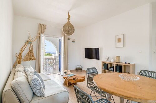 Spacious modern sea view apartment: AC, walk to taverns and beaches