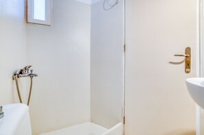 Shower, hair dryer, towels, soap - Spacious modern sea view apartment: AC, walk to taverns and beaches (Aliki)