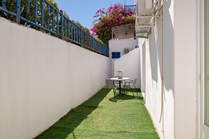 Outdoor dining - Spacious modern sea view apartment: AC, walk to taverns and beaches (Aliki)