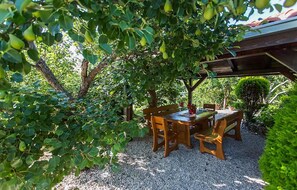Outdoor dining - Lovely apartment in Podstrana with WiFi (Podstrana)