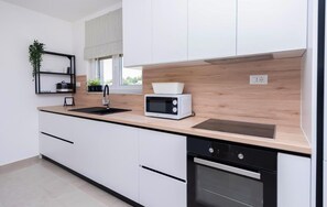 Fridge, microwave, oven, stovetop - 2 bedroom gorgeous apartment in Podstrana (Podstrana)