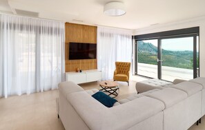 TV, tavolo da ping pong