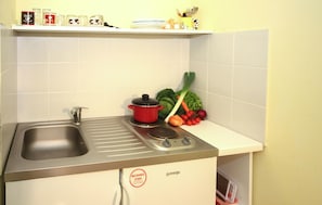 Coffee/tea maker, fridge, stovetop, cookware/dishes/utensils - Stunning apartment in Drvenik with WiFi (Drvenik)