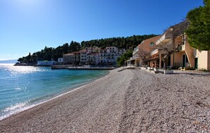 Beach - Stunning apartment in Drvenik with house sea view (Drvenik)
