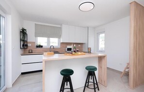 Fridge, microwave, oven, stovetop - Gorgeous apartment in Podstrana with WiFi (Podstrana)