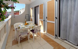 Outdoor dining - Cozy apartment in Zivogosce with WiFi (Zivogosce)